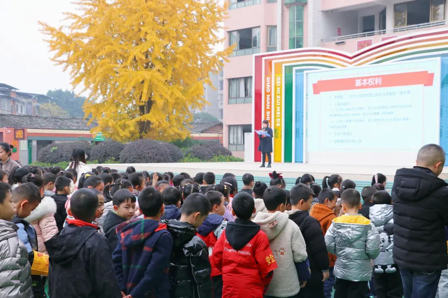 眉山市东坡区法院与四川观今律师事务所联合为通惠小学全体师生作宪法